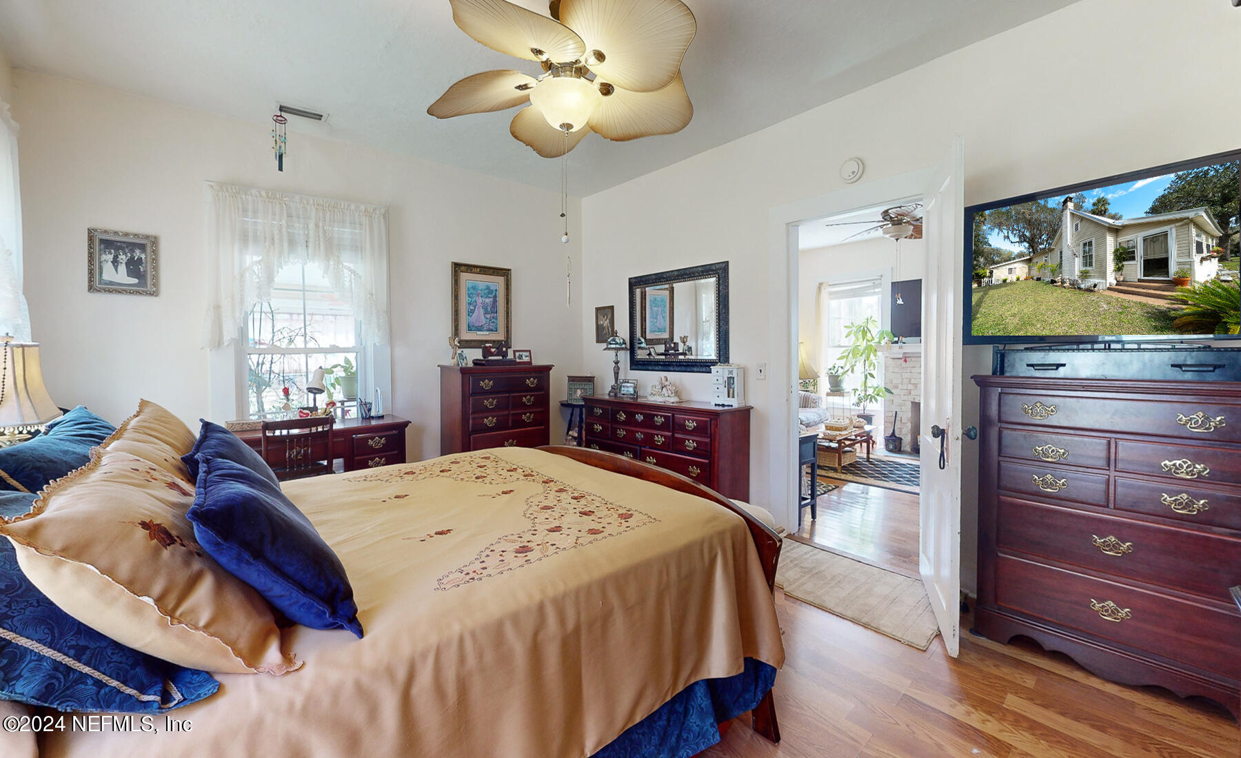 134 East End Road San Mateo, FL 32187 - Photo 8 of 45 a bed room with a bed and a dresser