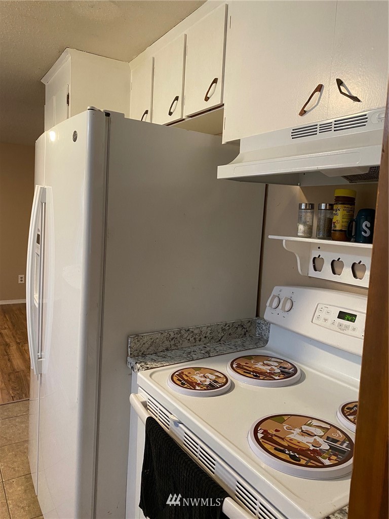 19147 Old Highway 99 Southwest Rochester, WA 98579 - Photo 11 of 27 a stove top oven sitting inside of a kitchen