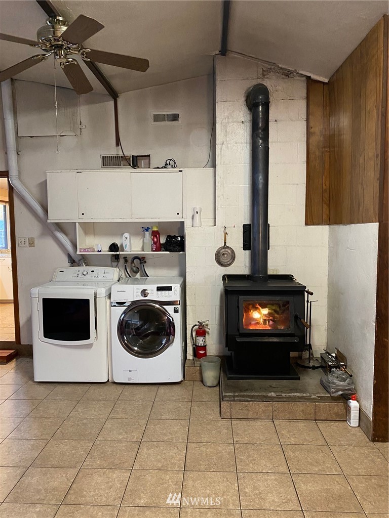 19147 Old Highway 99 Southwest Rochester, WA 98579 - Photo 22 of 27 a utility room with dryer and washer