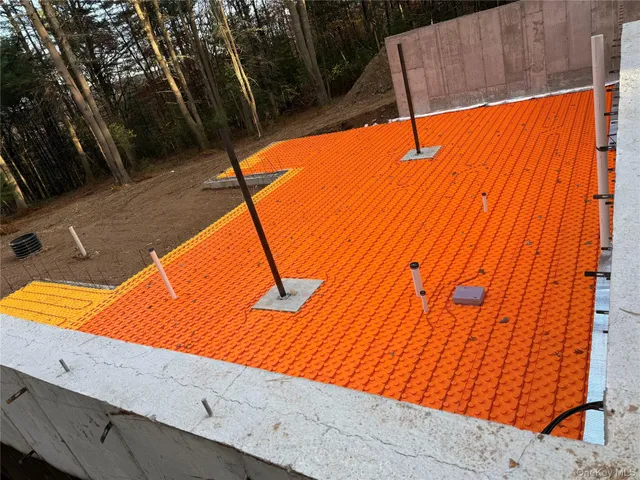 a view of yard with tree in the background