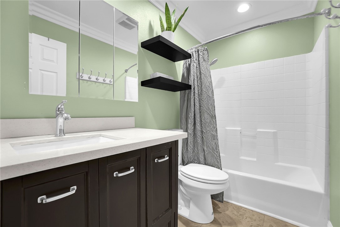 13086 Vía Salvia Riverside, CA 92503 - Photo 11 of 15 Upstairs Bathroom