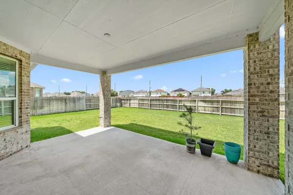 a view of a big room with a big yard