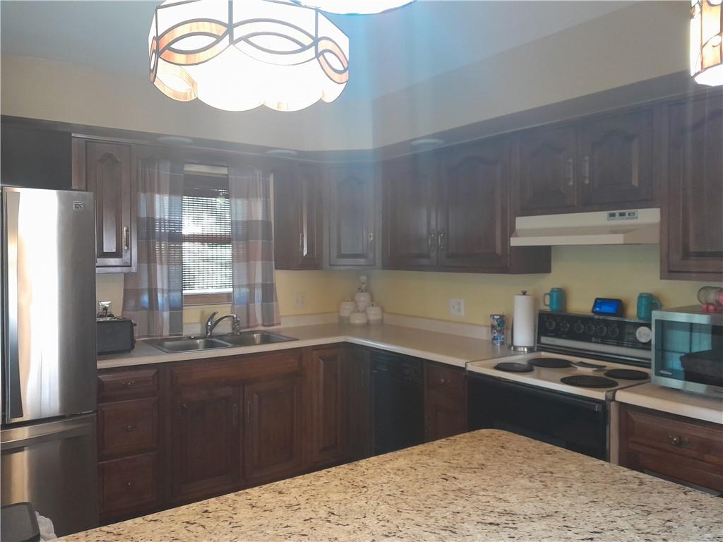17 Herbst Road Coraopolis, PA 15108 - Photo 5 of 34