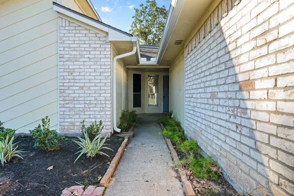 a view of a pathway with outside the house