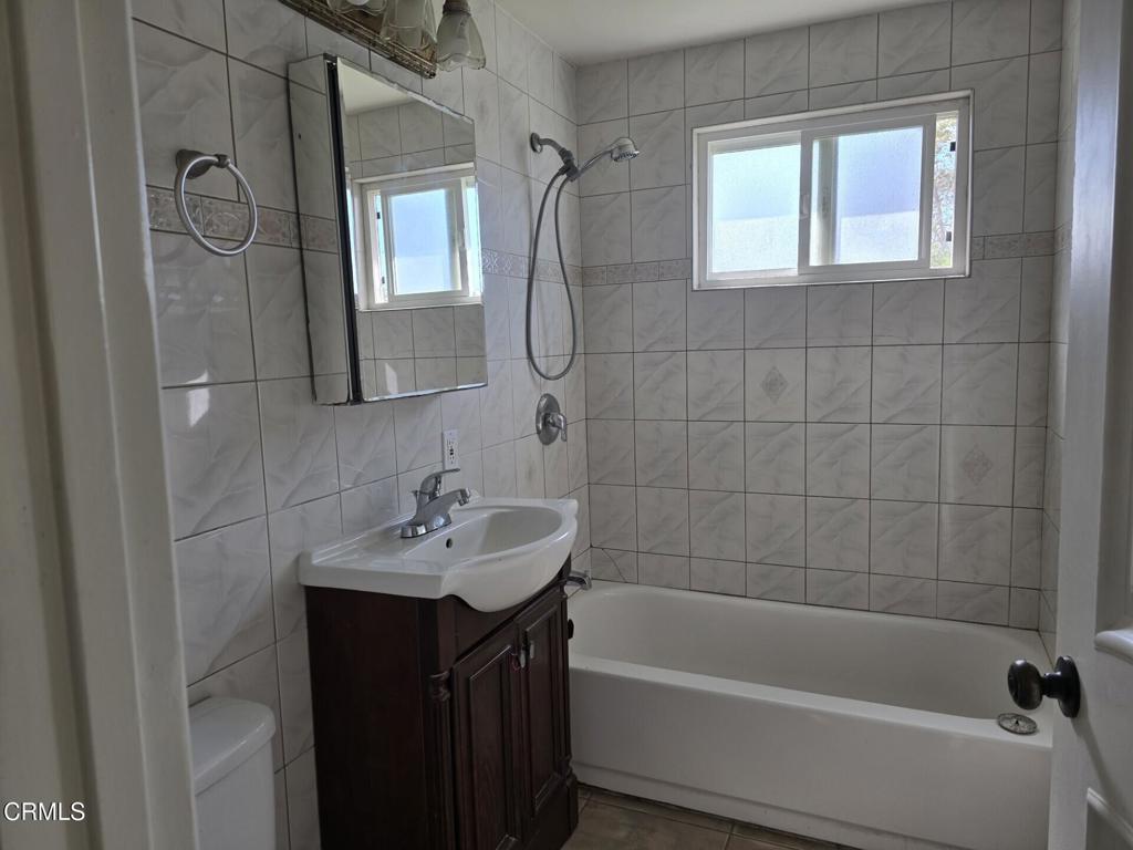 326 Simon Way Oxnard, CA 93036 - Photo 5 of 10 a bathroom with a sink and a bathtub