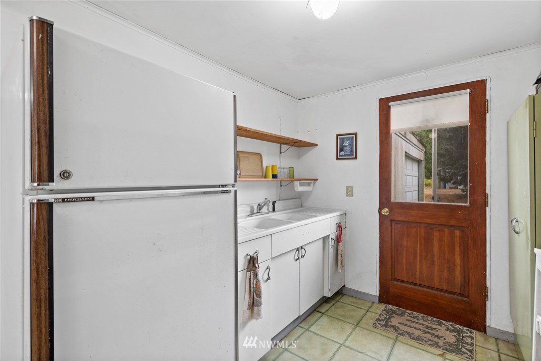 6960 Maxwelton Road Clinton, WA 98236 - Photo 11 of 40 a room with a sink and a refrigerator