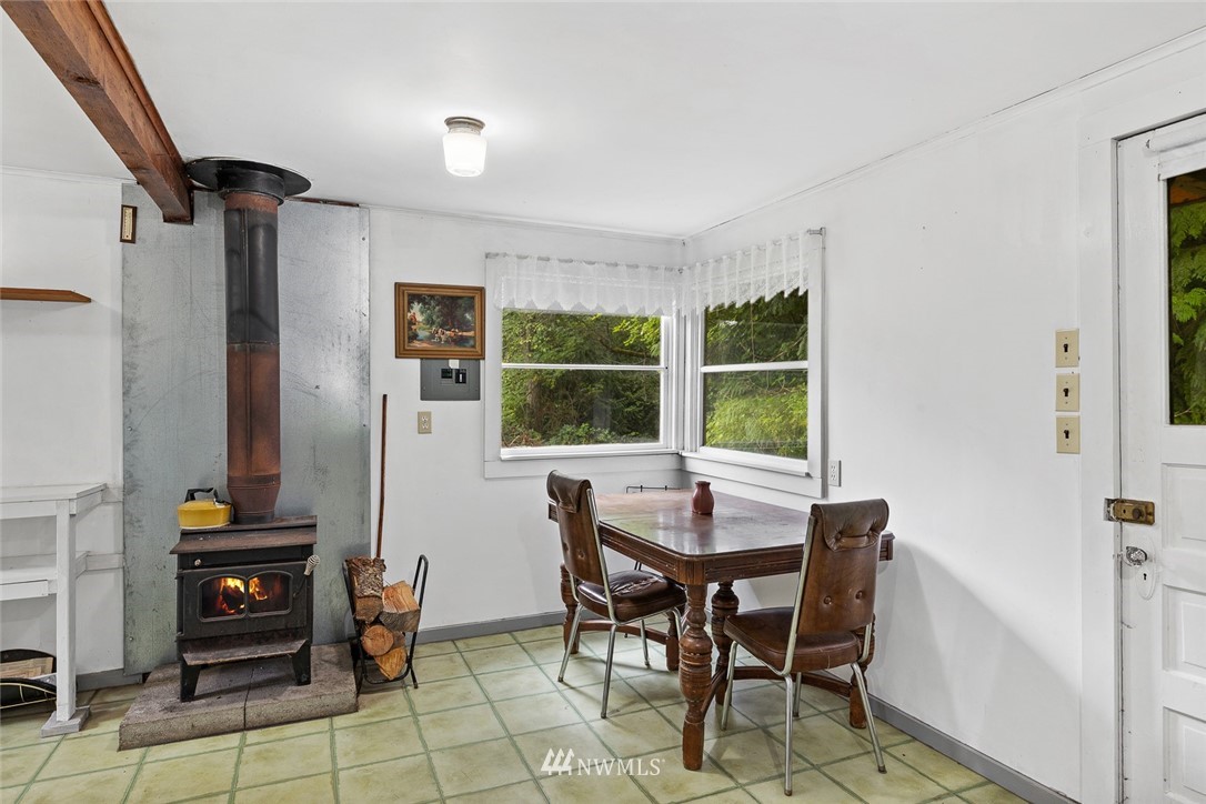 6960 Maxwelton Road Clinton, WA 98236 - Photo 12 of 40 a dining room with furniture and window