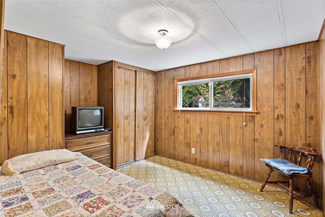 6960 Maxwelton Road Clinton, WA 98236 - Photo 27 of 40 a bedroom with a bed and a television