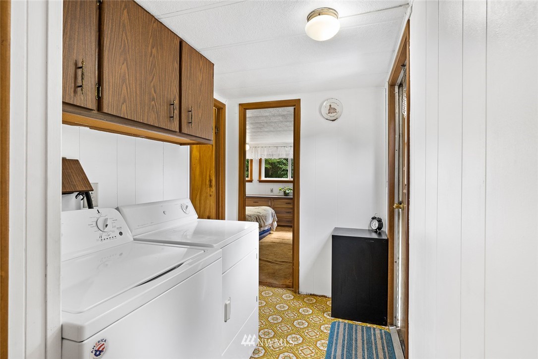 6960 Maxwelton Road Clinton, WA 98236 - Photo 28 of 40 a utility room with dryer and washer