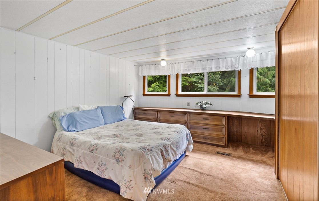 6960 Maxwelton Road Clinton, WA 98236 - Photo 30 of 40 a bedroom with a large bed and a large window