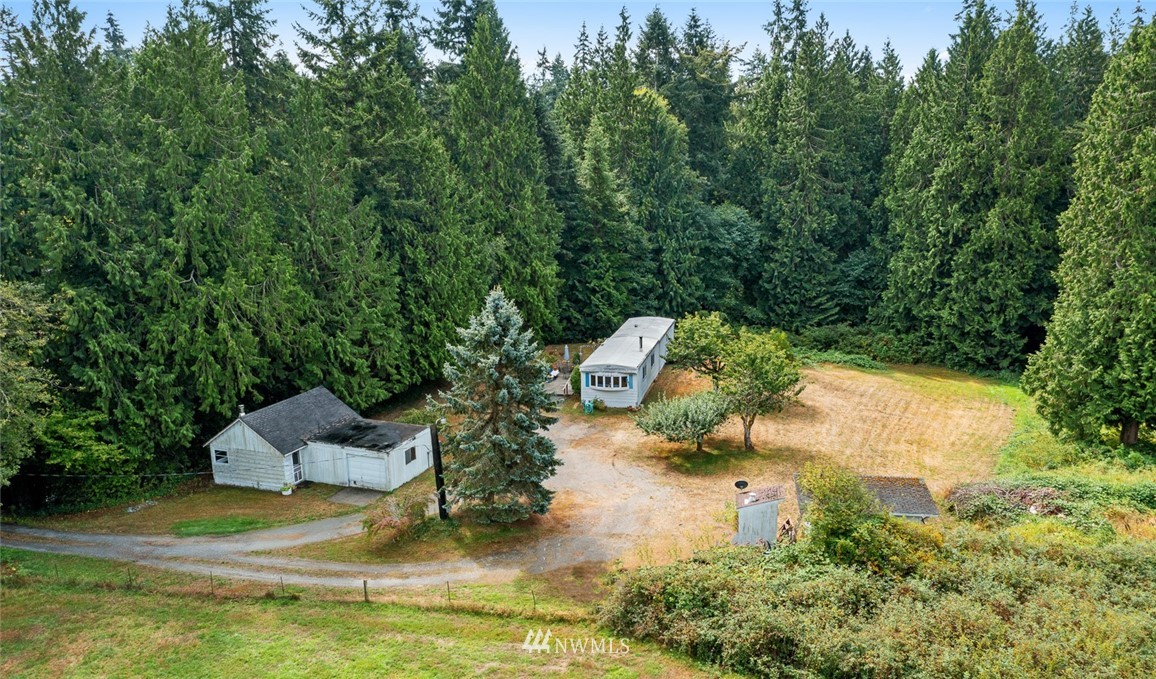 6960 Maxwelton Road Clinton, WA 98236 - Photo 36 of 40 a swimming pool with some trees in the background