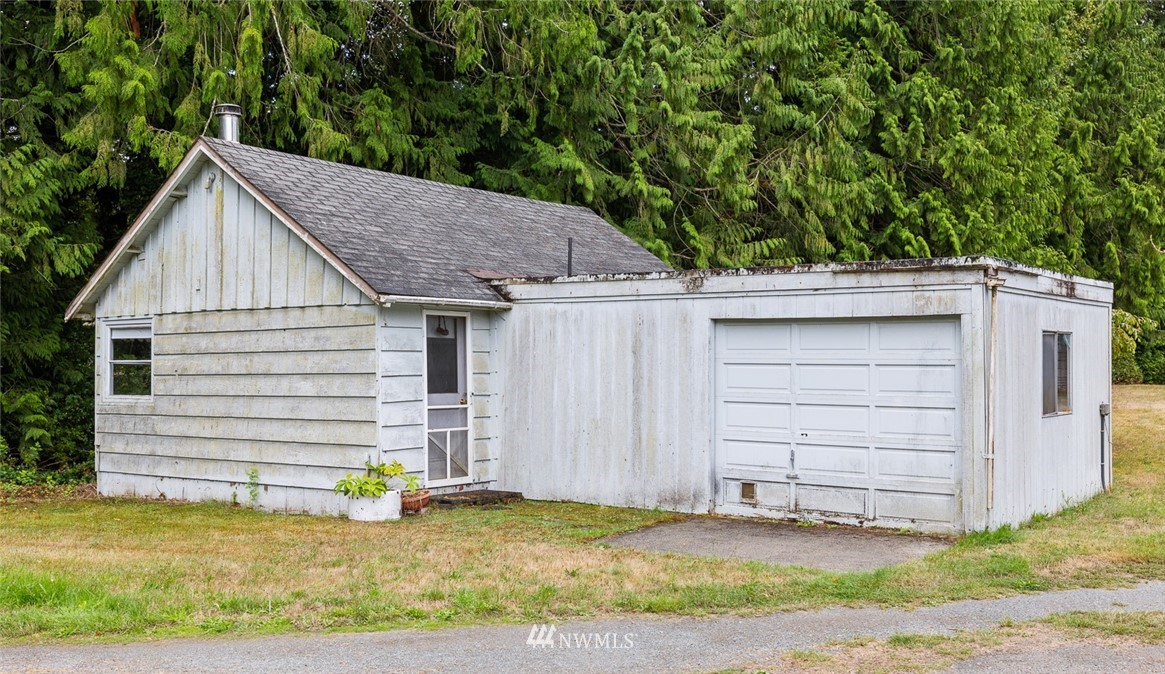 6960 Maxwelton Road Clinton, WA 98236 - Photo 5 of 40 a view of a house with a backyard