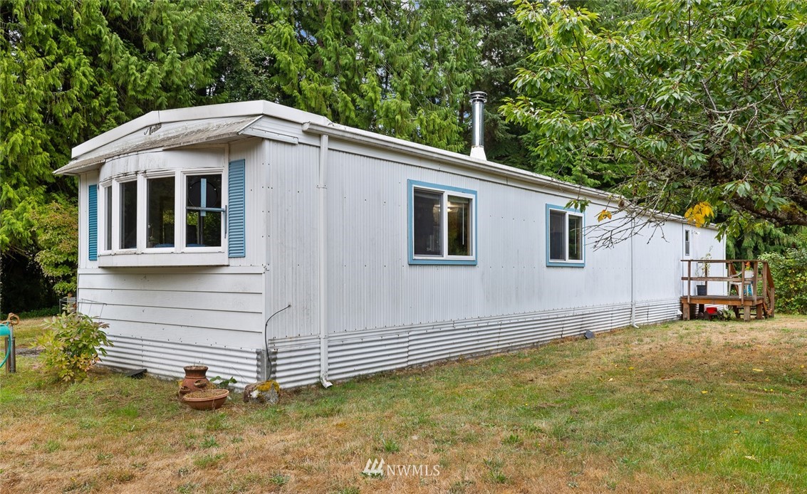 6960 Maxwelton Road Clinton, WA 98236 - Photo 7 of 40 a backyard of a house