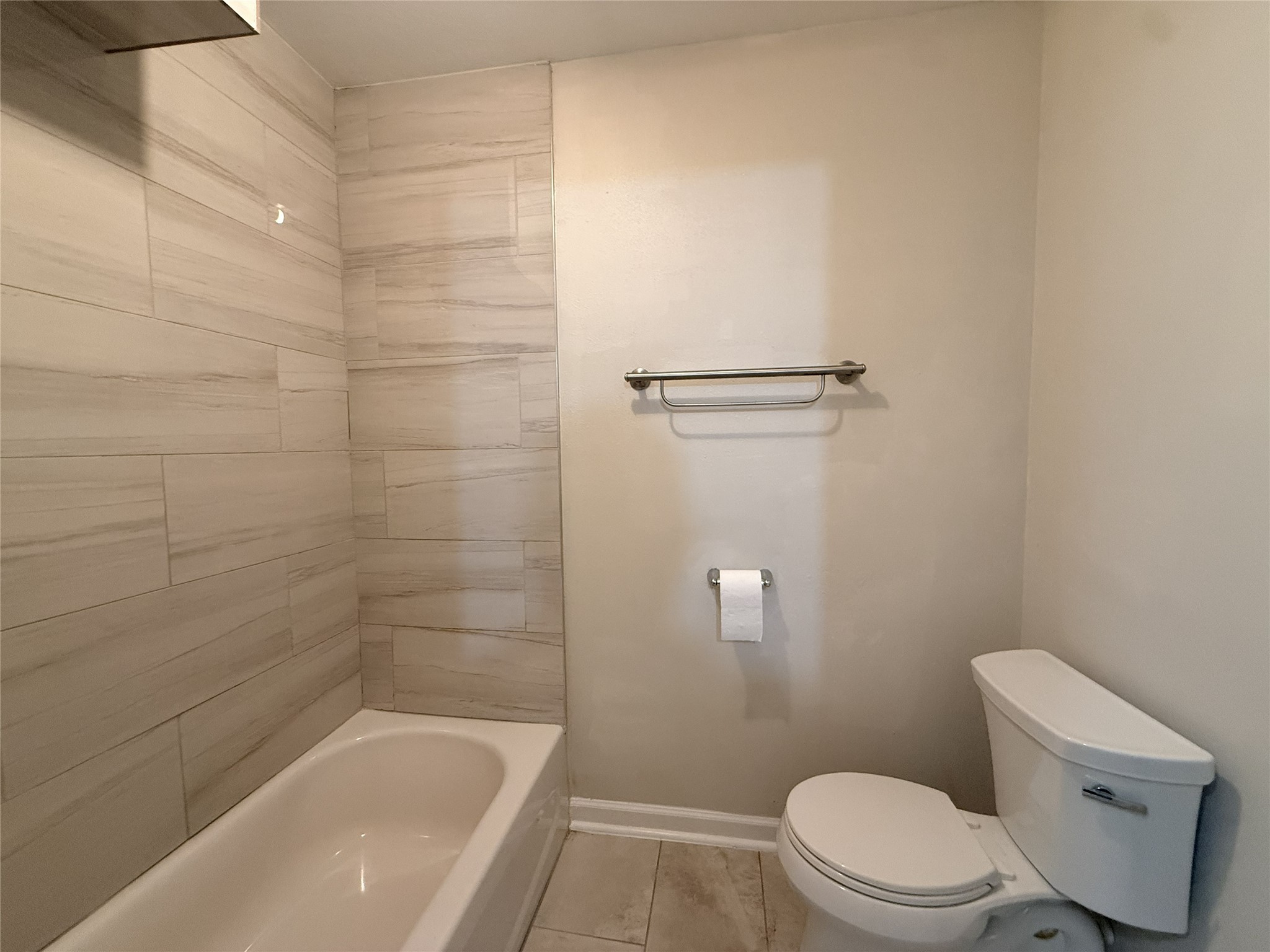 1824 Thonig Road, Unit 4 Houston, TX 77055 - Photo 7 of 13 a bathroom with a bathtub and toilet
