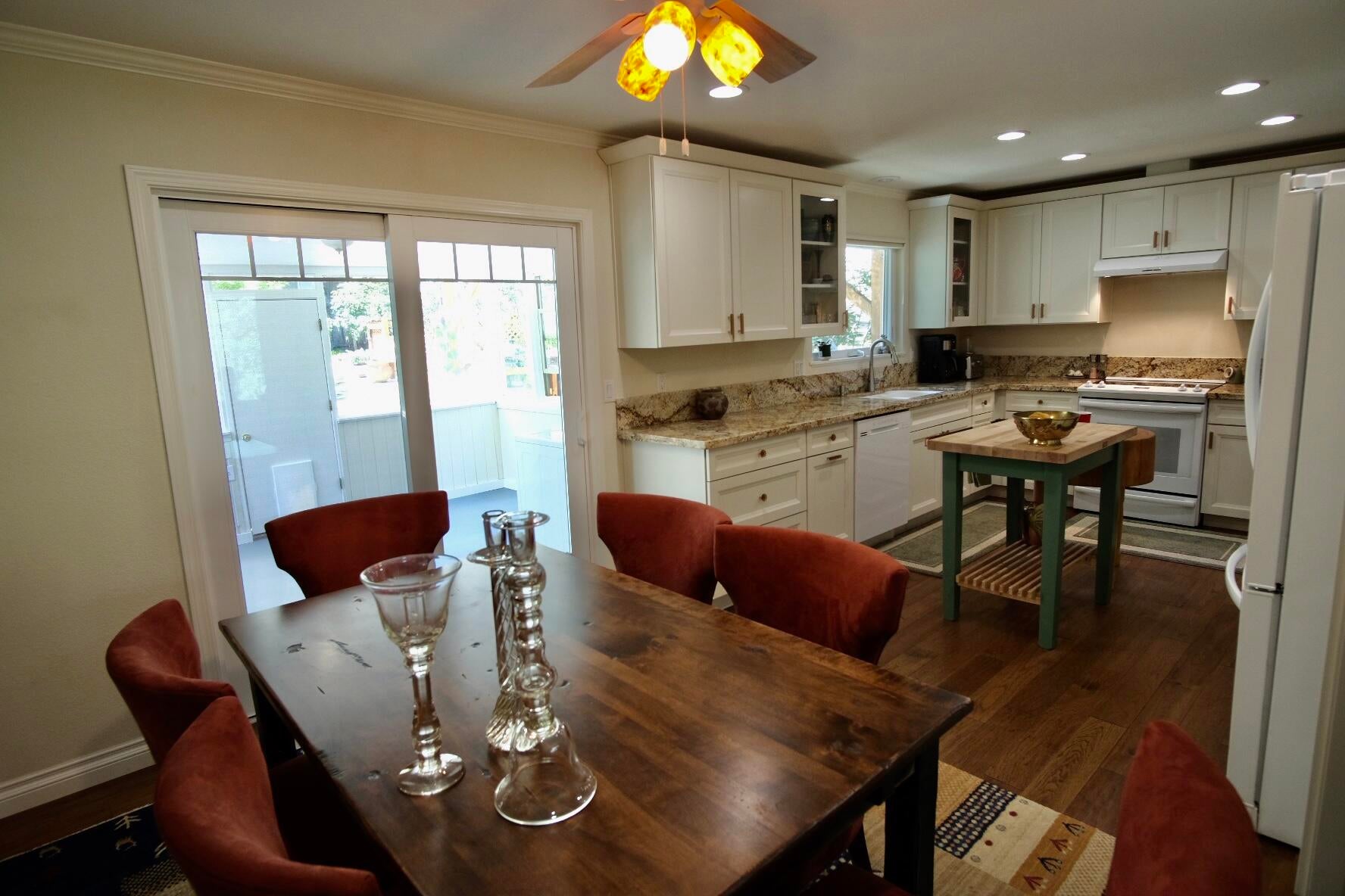 5781 Donaldson Road Grants Pass, OR 97526 - Photo 8 of 25 dining area