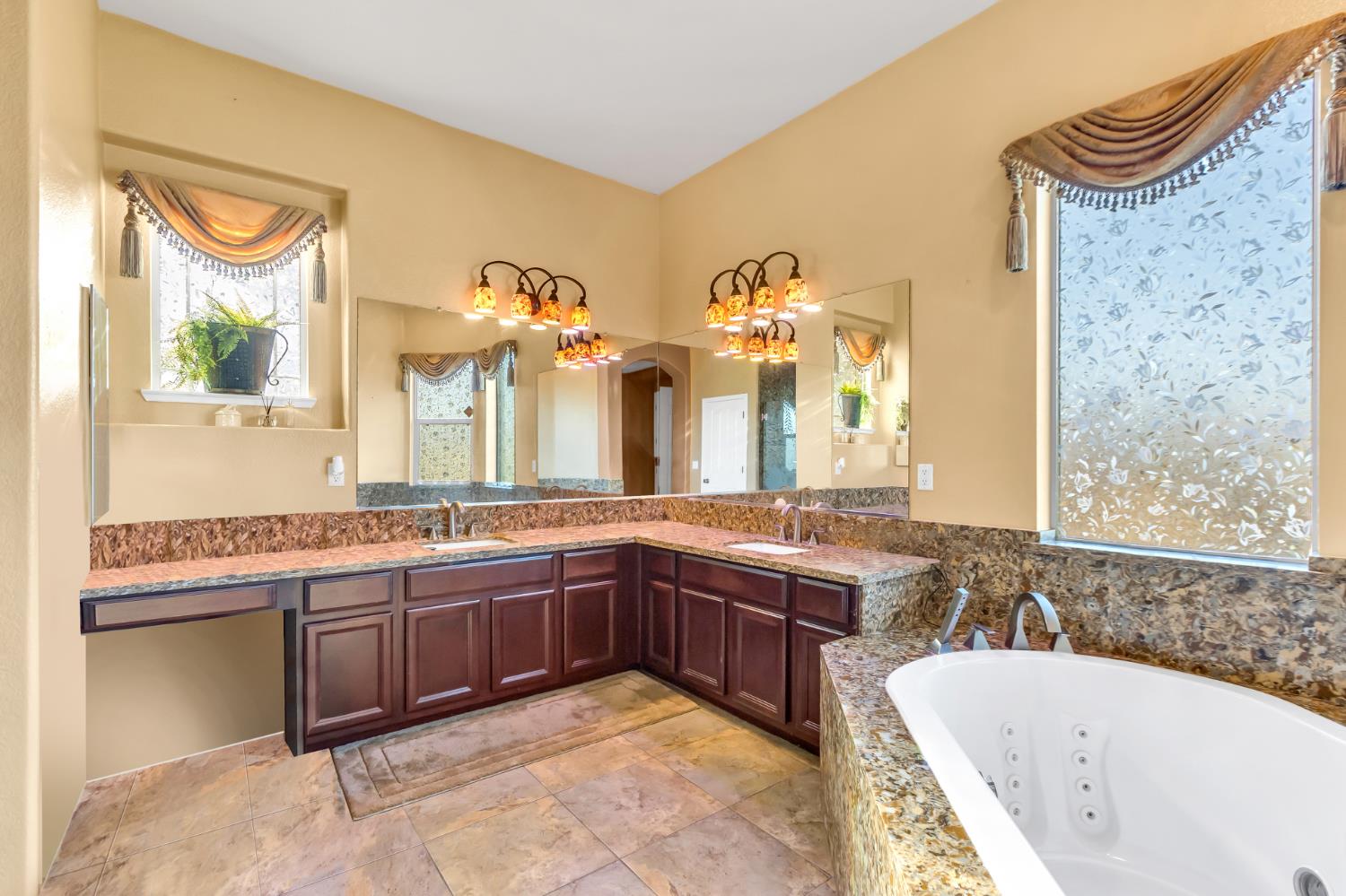 9601 Stablegate Road Wilton, CA 95693 - Photo 36 of 92 Primary suit jetted spa bathtub