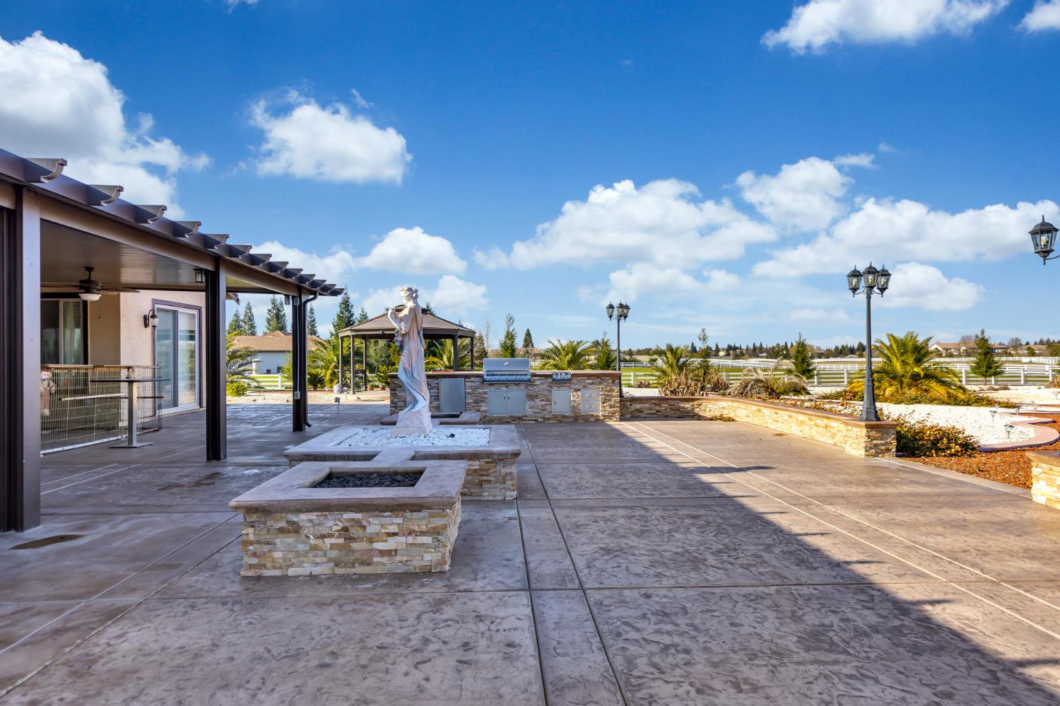 9601 Stablegate Road Wilton, CA 95693 - Photo 68 of 92 a view of a patio yard