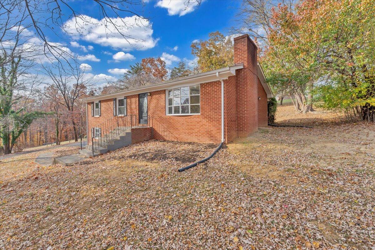 222 Maple Drive Blue Ridge, VA 24064 - Photo 3 of 28 33-MIB05091