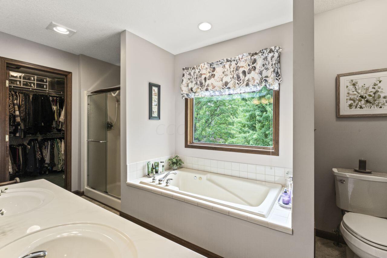 1550 Swans Road Northeast Newark, OH 43055 - Photo 34 of 65 Main Bedroom Bathroom with Walk-in Close