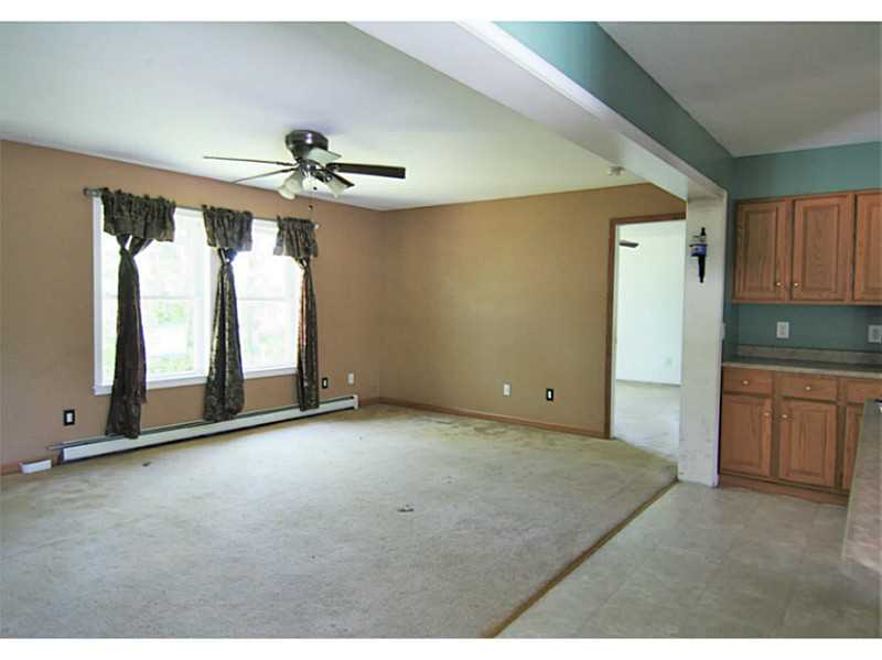 11 North Brayton Road Tiverton, RI 02878 - Photo 3 of 19 Living Room.