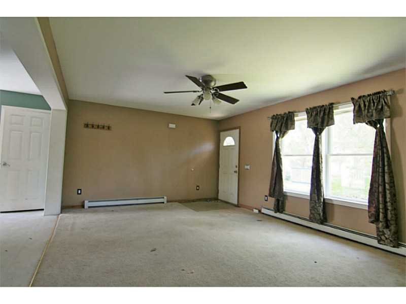 11 North Brayton Road Tiverton, RI 02878 - Photo 6 of 19 Living Room.