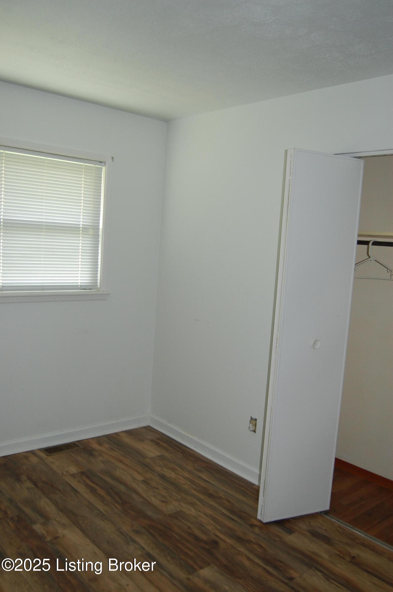 9530 Maple Road Louisville, KY 40229 - Photo 6 of 23 DSC_1072