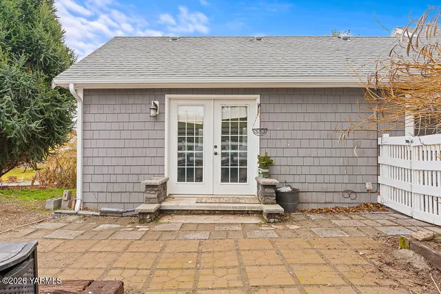a view of a back yard of the house