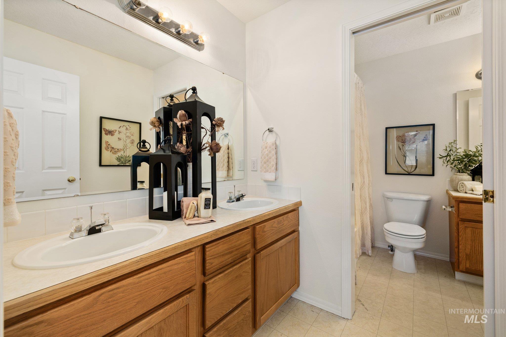 2900 South Ladera Place Boise, ID 83705 - Photo 19 of 31 Full bath featuring double vanity and curtained shower
