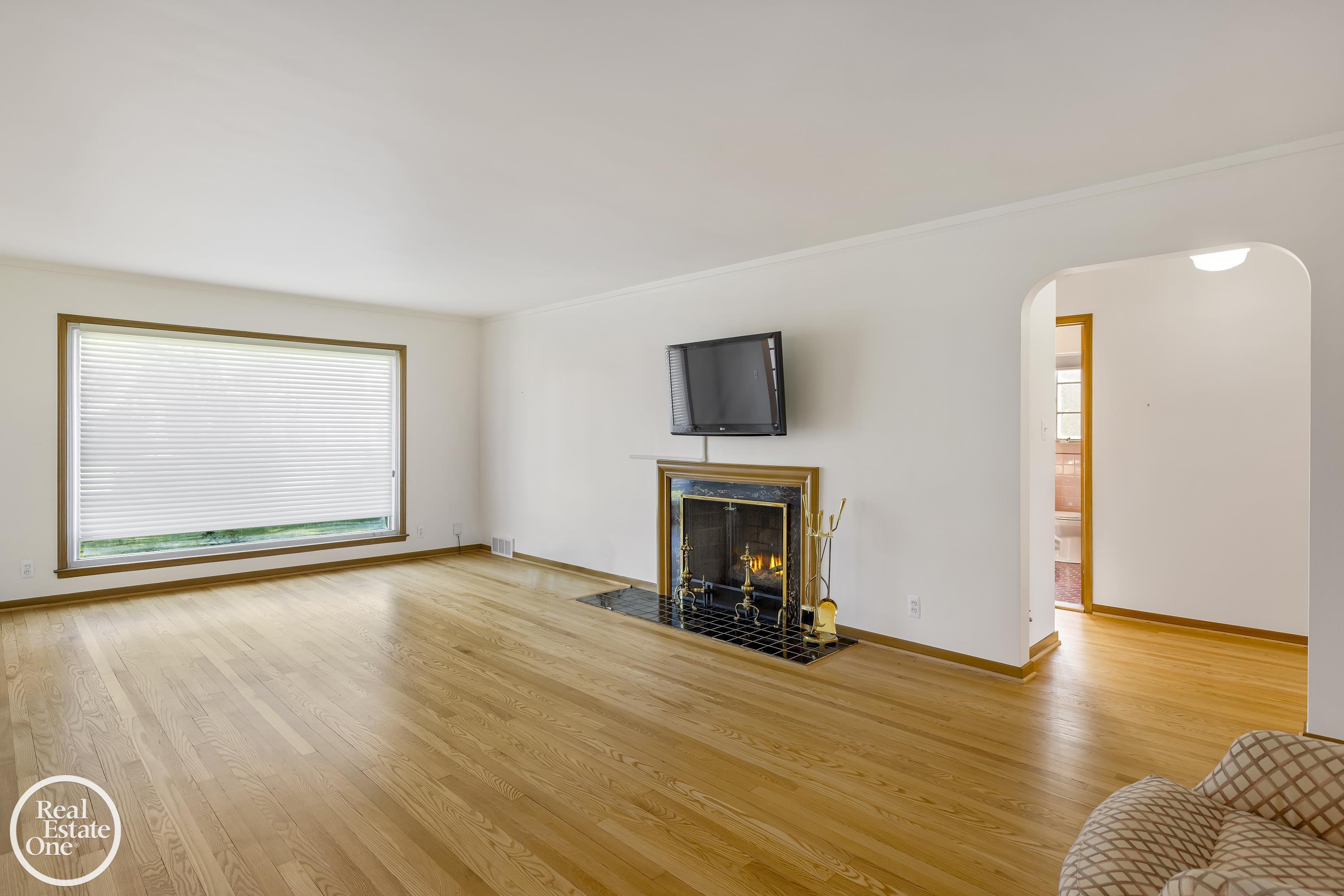 1487 North Renaud Road Grosse Pointe, MI 48236 - Photo 7 of 42 50157942-f74e11dc-28ec-4a6c-9185-0b789026958f.JPG