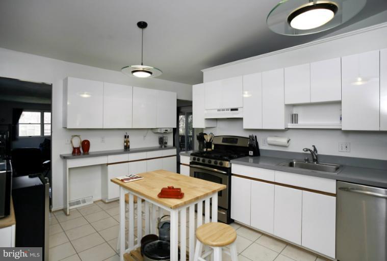 119 Harmony Hall Road Gaithersburg, MD 20877 - Photo 7 of 28 Kitchen with Stainless Steel Appliances