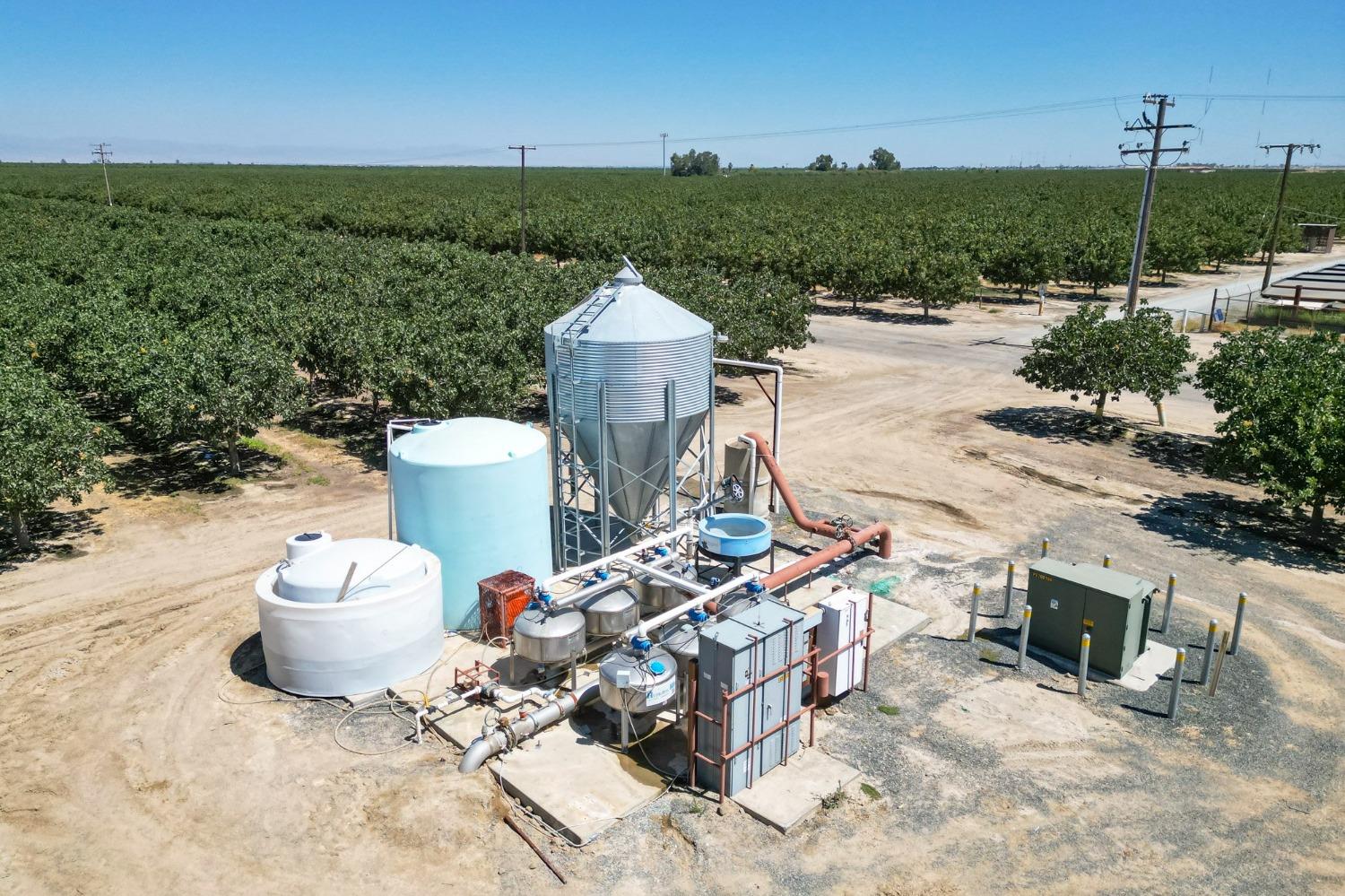 10570 Ave 16 Delano, CA 93215 - Photo 7 of 10 a view of a terrace with lawn chairs