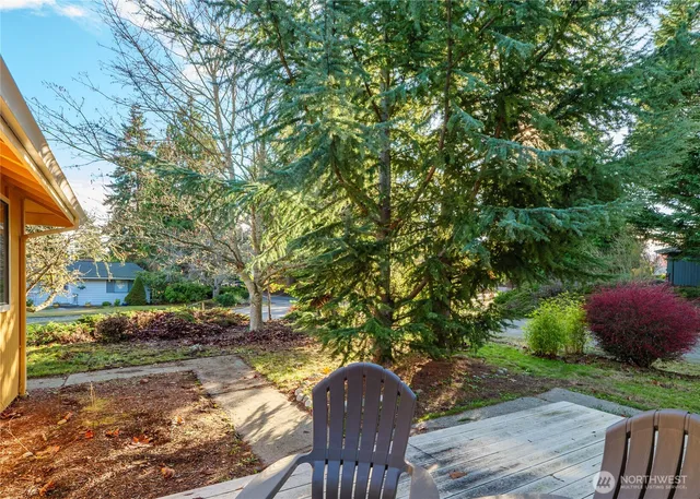 a view of a house with backyard and garden