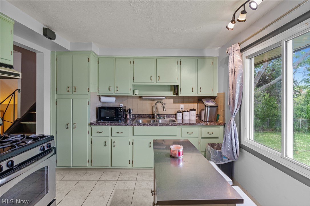 13548 Holland Road Brook Park, OH 44142 - Photo 11 of 27 Kitchen