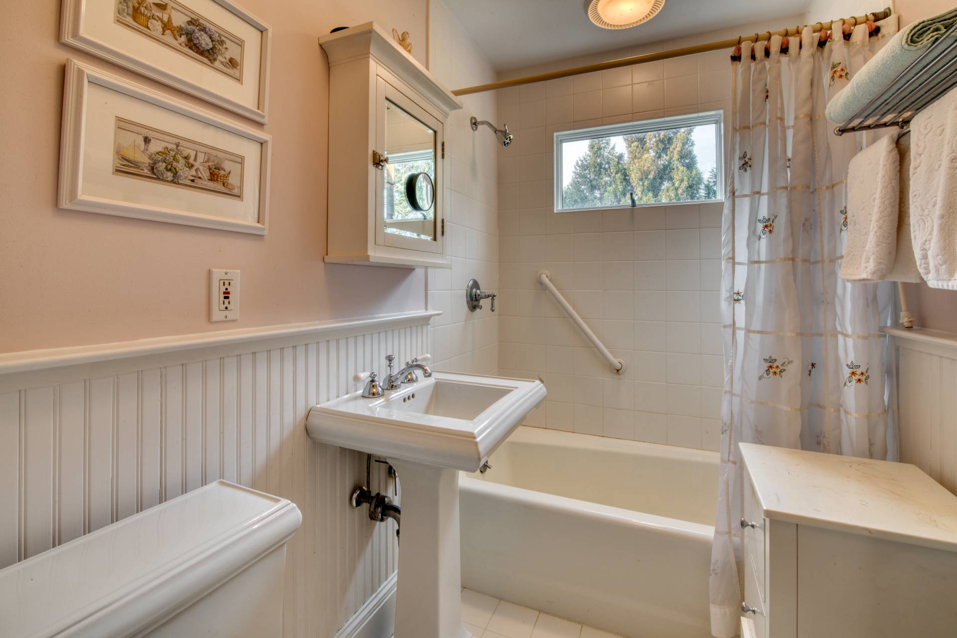 11 Maidstone Avenue East Hampton, NY 11937 - Photo 10 of 15 a bathroom with a sink a mirror toilet and bathtub