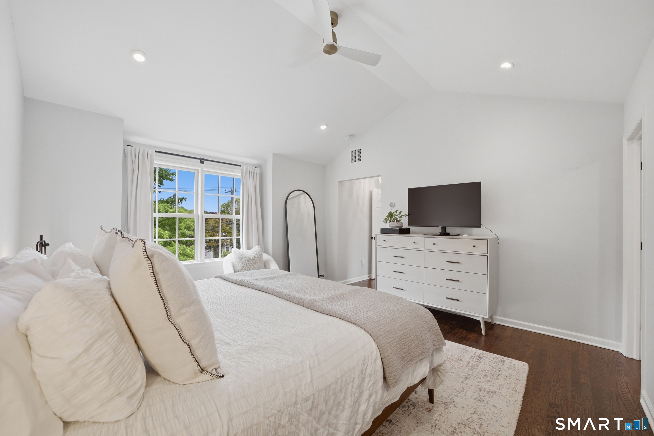 182 Hollow Tree Ridge Road Darien, CT 06820 - Photo 17 of 37