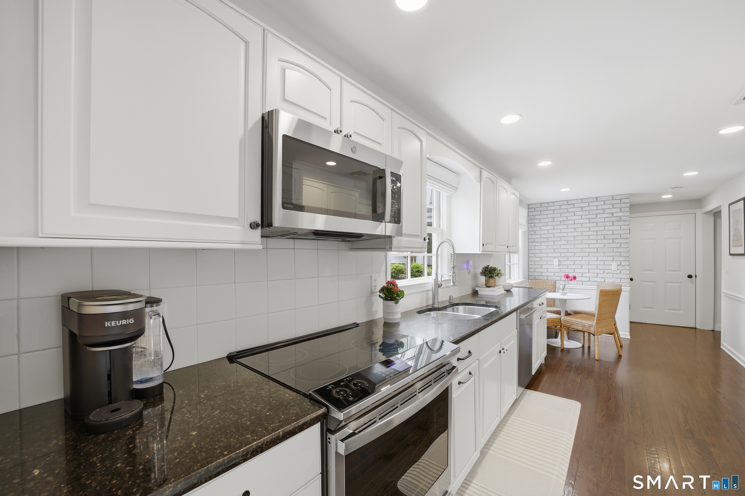 182 Hollow Tree Ridge Road Darien, CT 06820 - Photo 9 of 37
