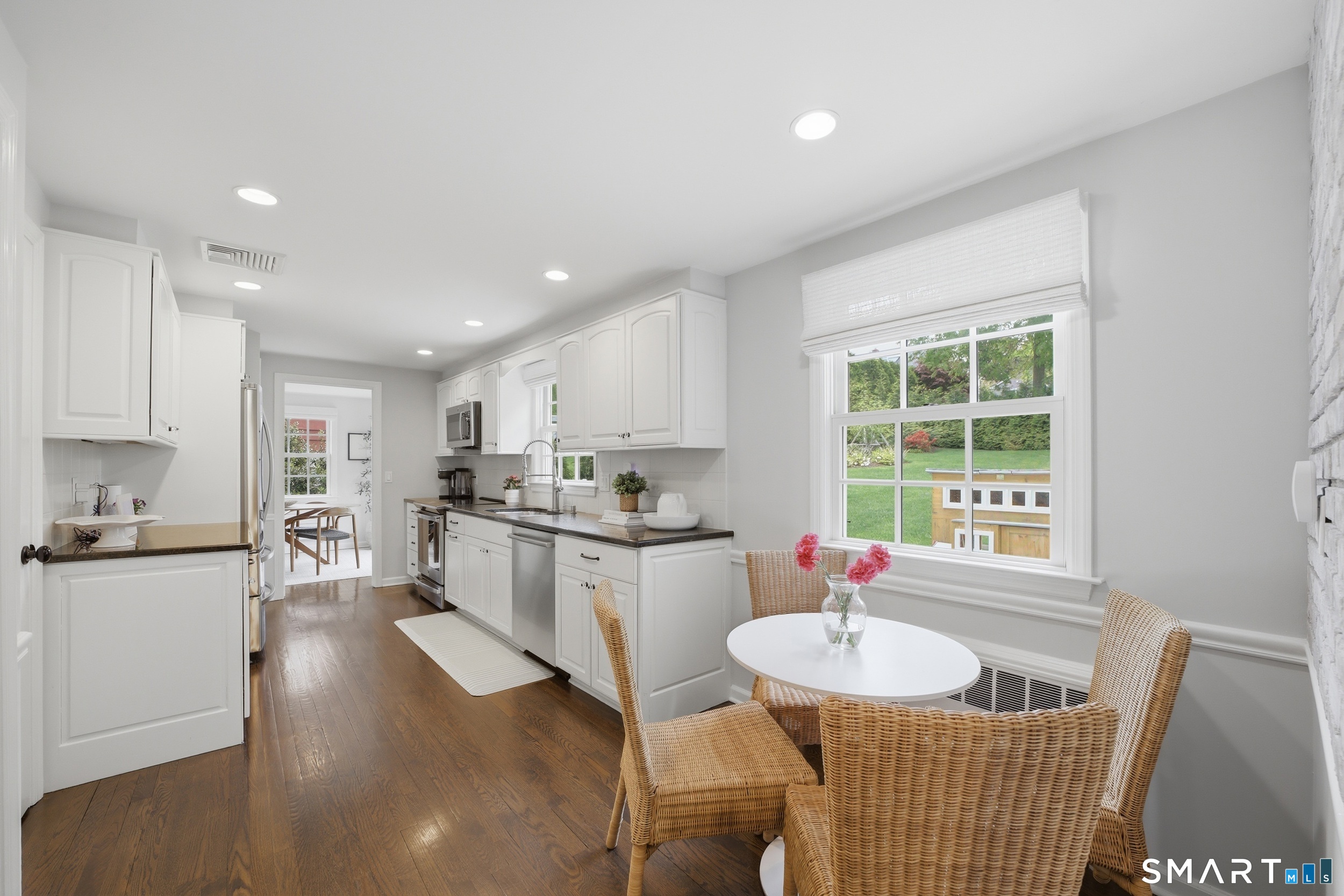 182 Hollow Tree Ridge Road Darien, CT 06820 - Photo 10 of 37