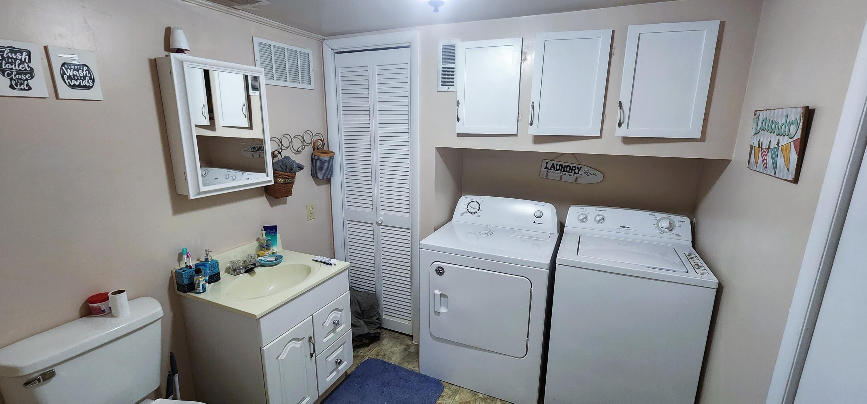 237 Peach Street Hazard, KY 41701 - Photo 23 of 32 Bathroom 3 (Downstairs)