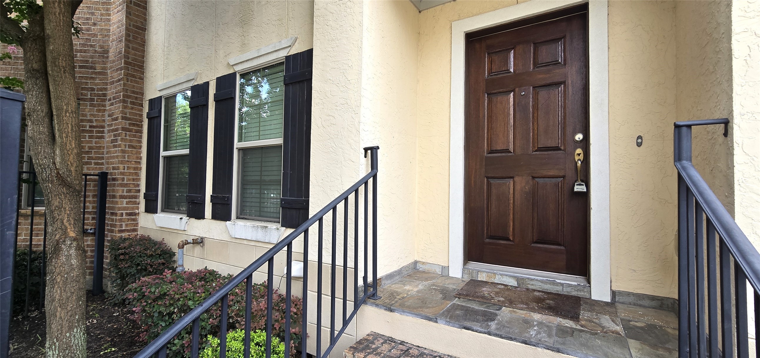 1117 Bonner Street Houston, TX 77007 - Photo 3 of 44 Brick steps and a slate front porch welcome you to the front door.