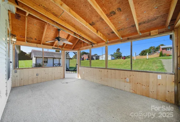 a view of a backyard