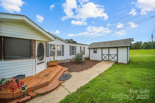 a view of a house with backyard and porch