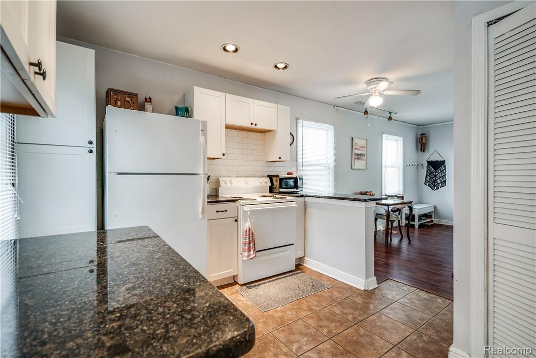 3172 Warick Road Royal Oak, MI 48073 - Photo 15 of 21 Interiors (17 of 20).jpg