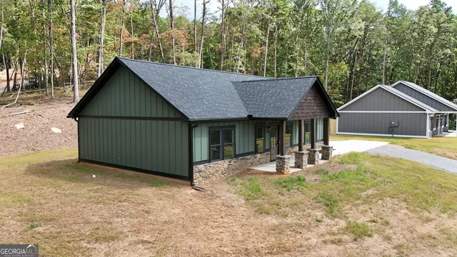 a view of a house with a yard