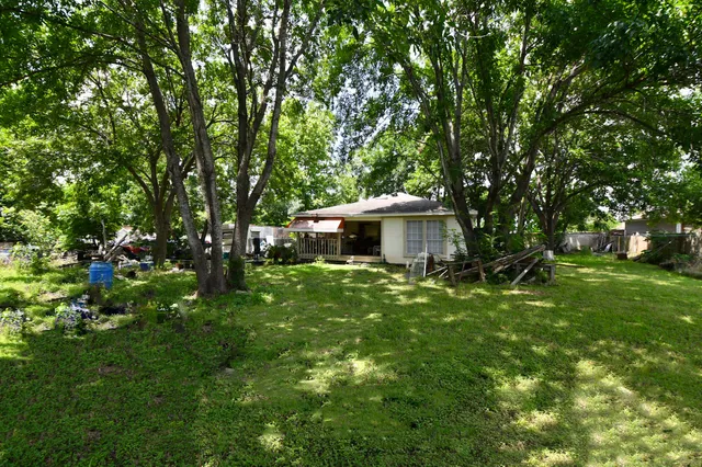 a view of a house with a backyard