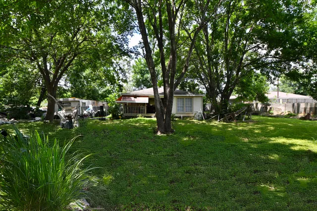 a view of a house with a backyard