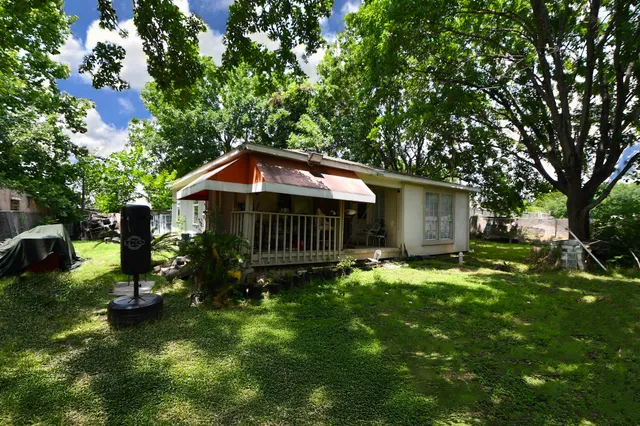 a view of backyard of the house