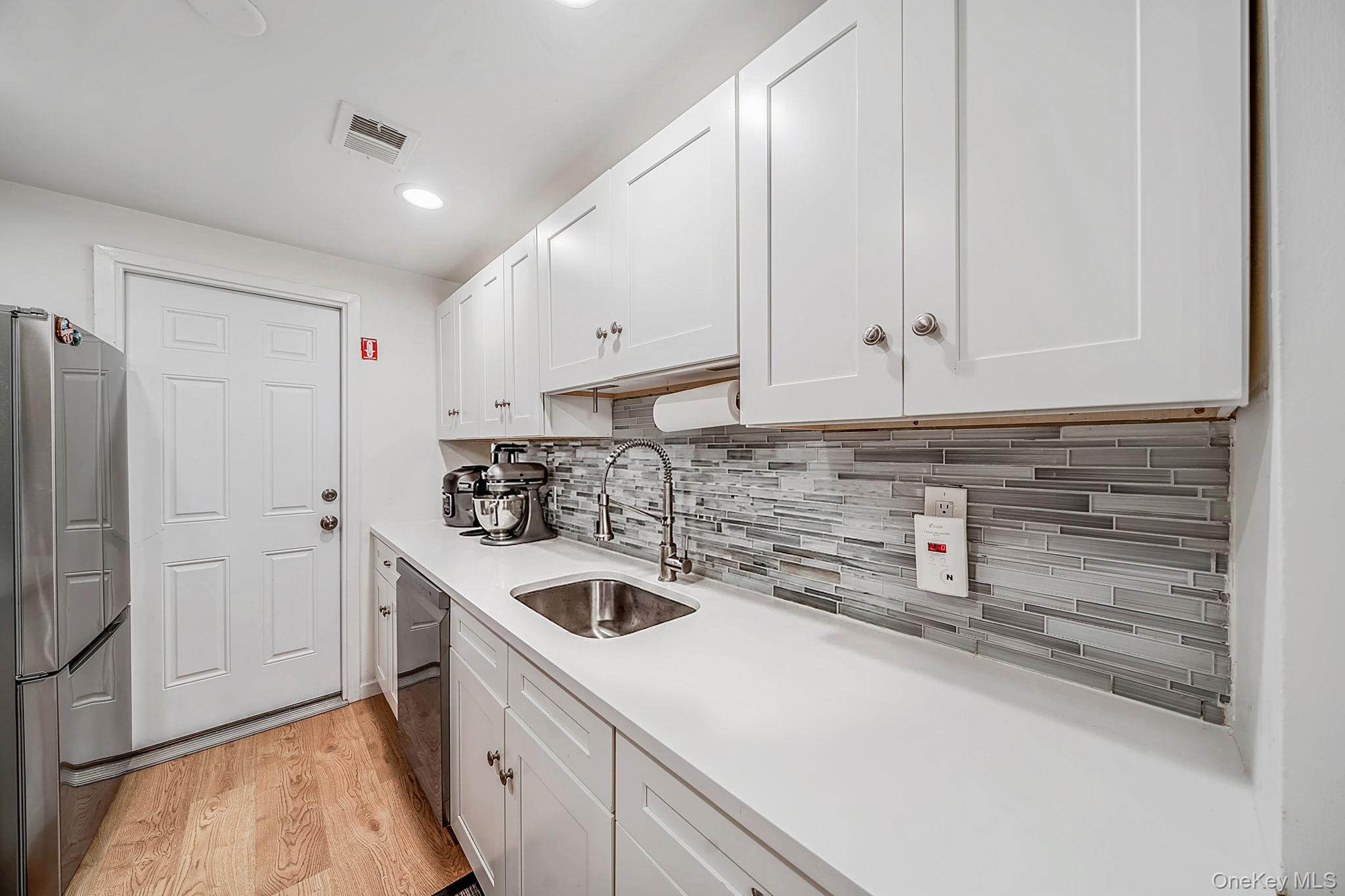 577 Blue Ridge Drive Medford, NY 11763 - Photo 9 of 36