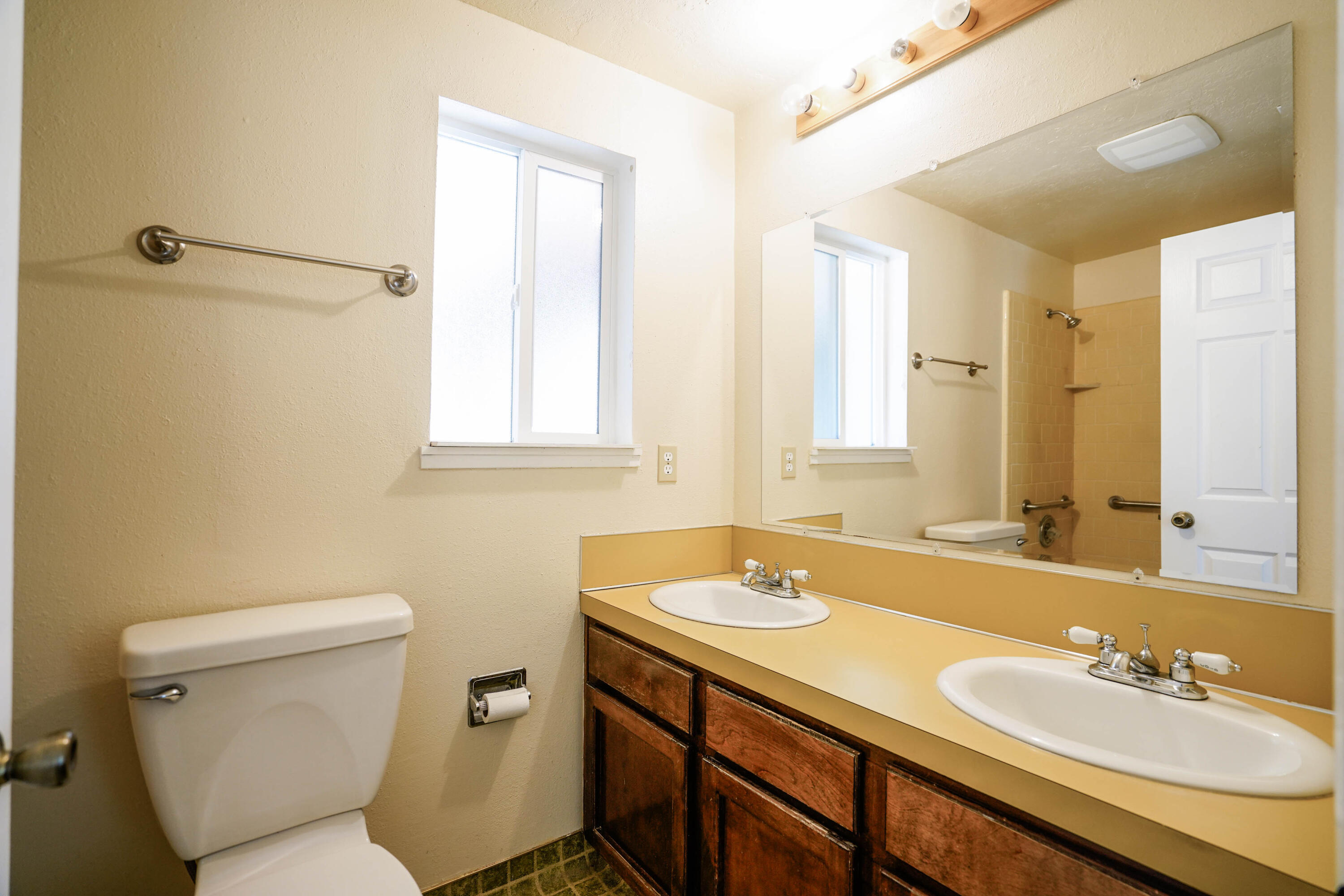 2728 Vale Road Klamath Falls, OR 97603 - Photo 11 of 43 12 primary bath