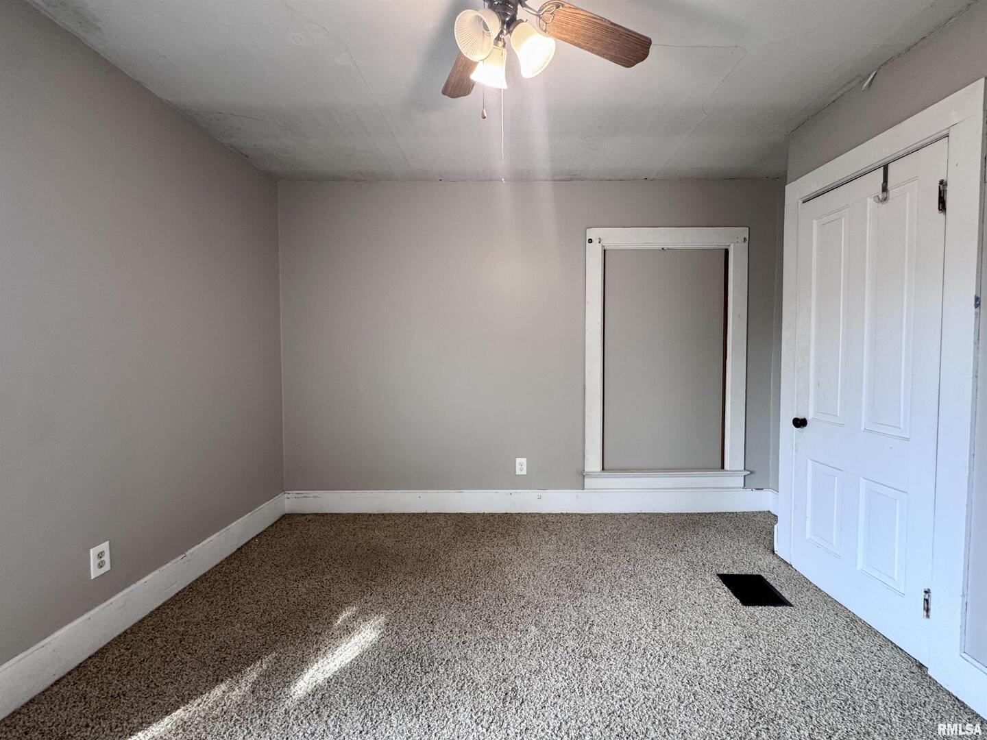 916 7th Street Fulton, IL 61252 - Photo 14 of 32 a view of an empty room with a window