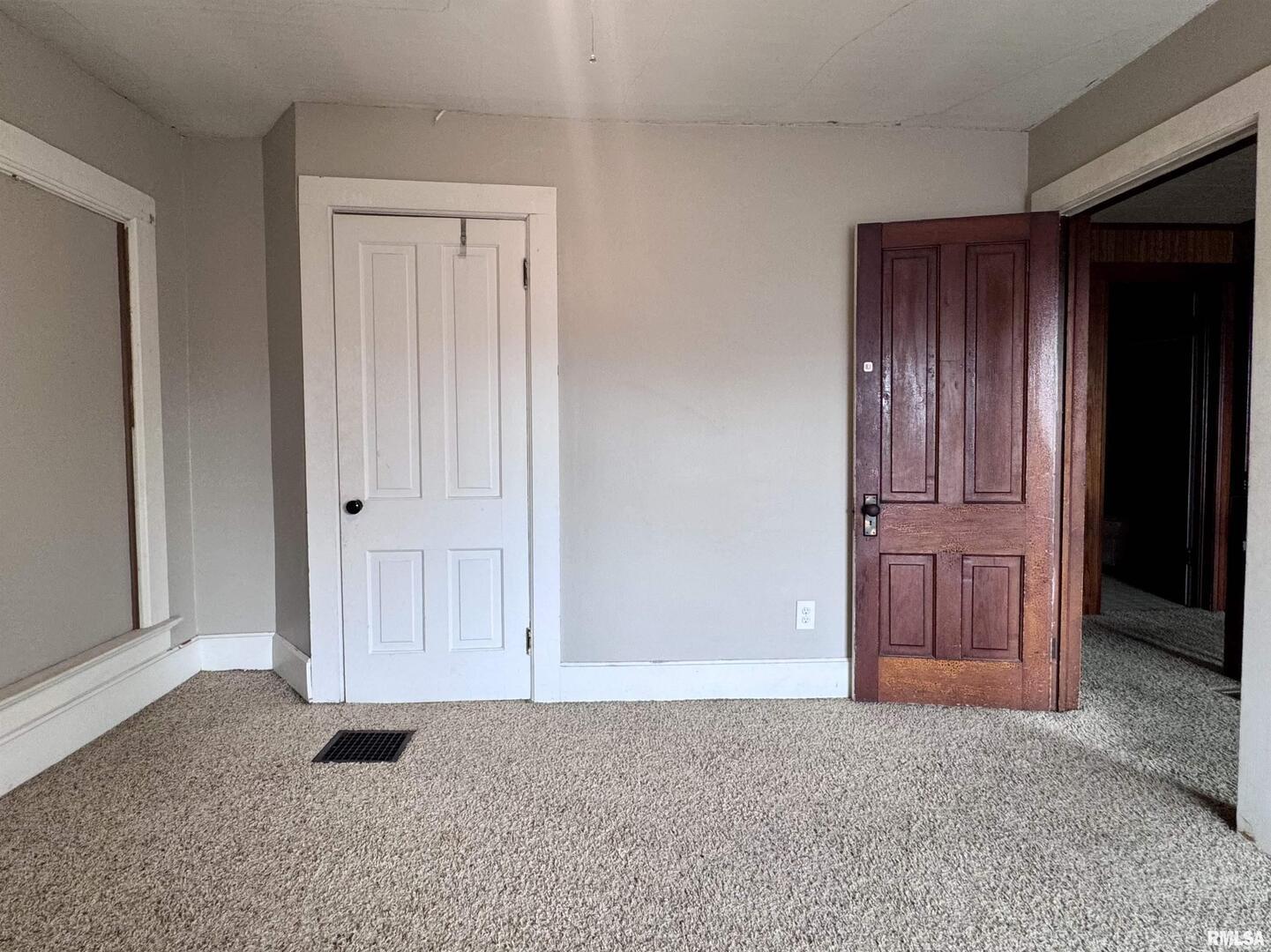916 7th Street Fulton, IL 61252 - Photo 15 of 32 an empty room with windows and cabinet